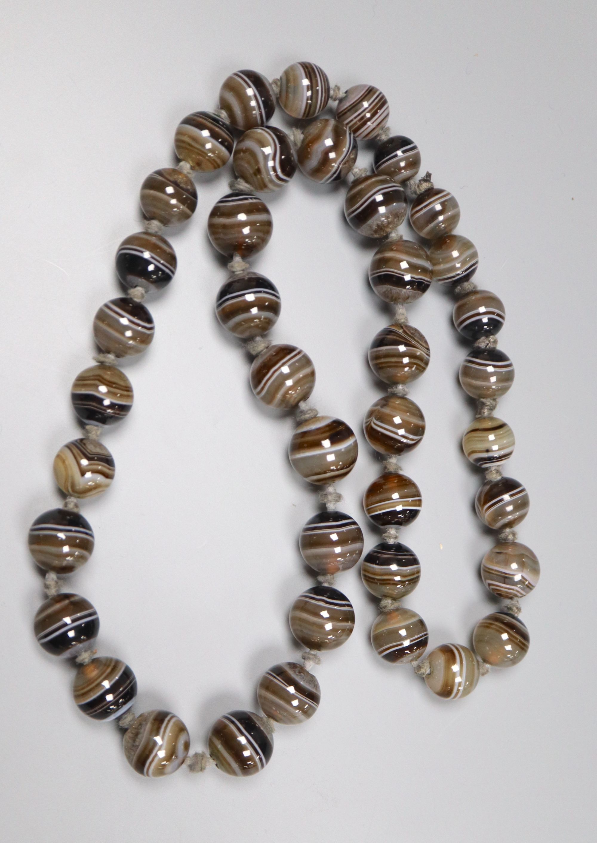 A single strand graduated banded agate bead necklace, 63cm, largest bead 15.4mm.